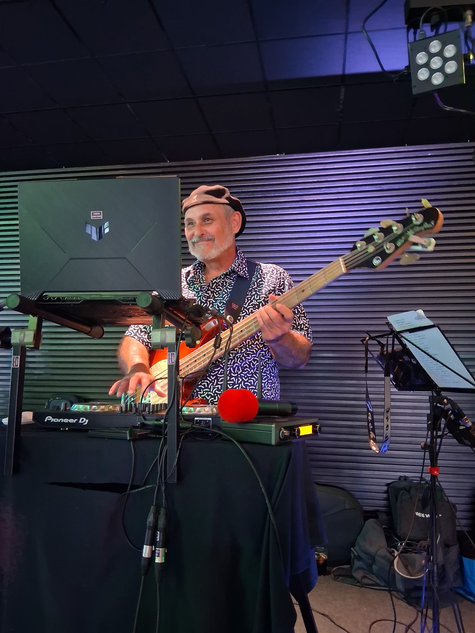 Chirro BASS actuando en directo con bajo el&eacute;ctrico